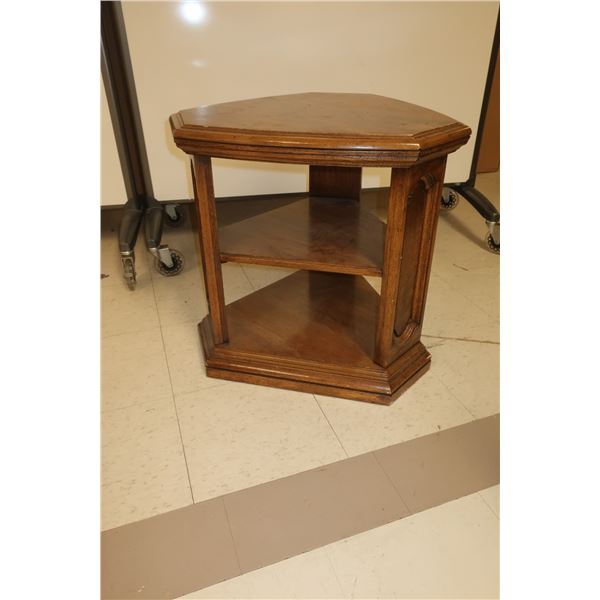 TABLE DE COIN 22"x22"x23"d.