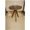 Image 1 : TABLE RONDE EN BOIS 25"x20"d.