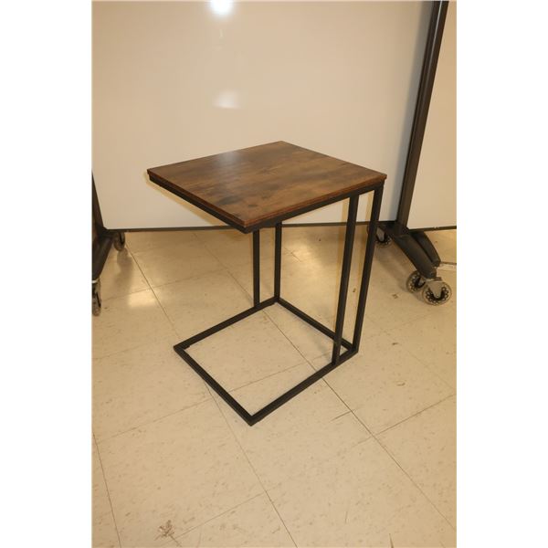 TABLE D'APPOINT 18"x15"x26"