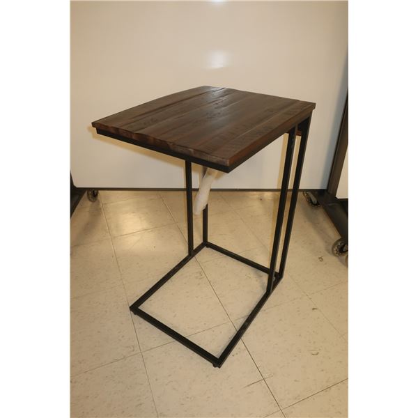 TABLE D'APPOINT AVEC PRISES USB 17"x15"x23"