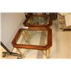 Image 2 : LOT DE 2 TABLES 29"x22"x21" (1 PIED BRISÉ)