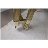 Image 3 : LOT DE 2 TABLES 29"x22"x21" (1 PIED BRISÉ)