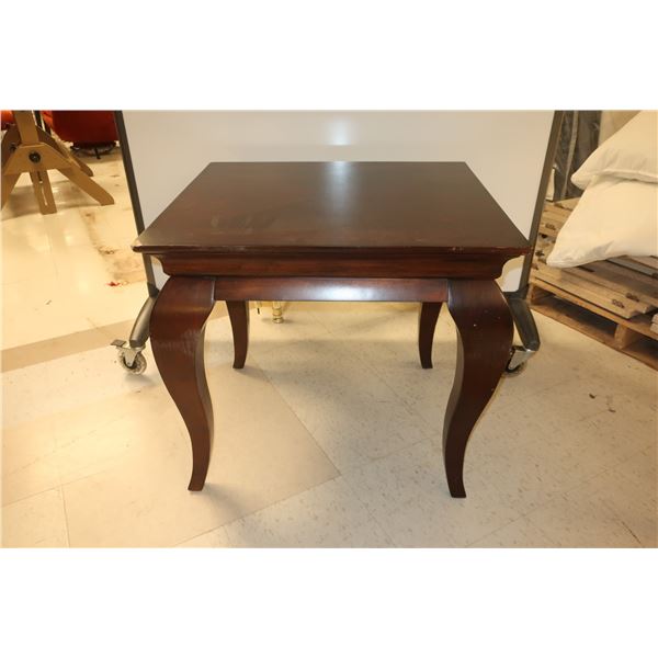 TABLE EN BOIS 27 x24 x25 (COIN ENDOMMAGÉ)