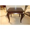 Image 1 : TABLE EN BOIS 27"x24"x25"(COIN ENDOMMAGÉ)