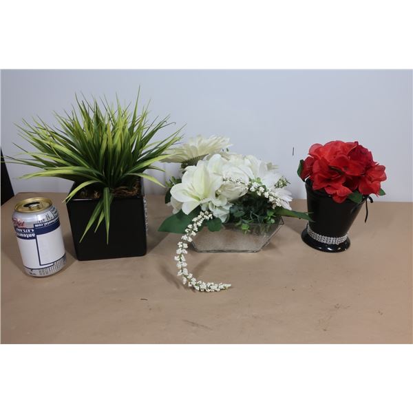 LOT DE 3 POTS AVEC FLEURS ARTIFICIELLES