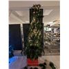 Image 1 : ARBRE DE NOËL 9' AVEC LUMIÈRES ET BASE
