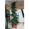 Image 2 : ARBRE DE NOËL 9' AVEC LUMIÈRES ET BASE