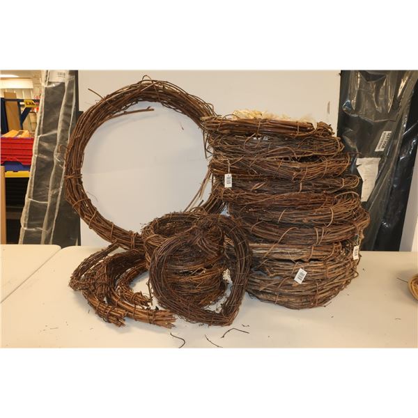 LOT DE 27pcs COURONNES DE VIGNE ASST