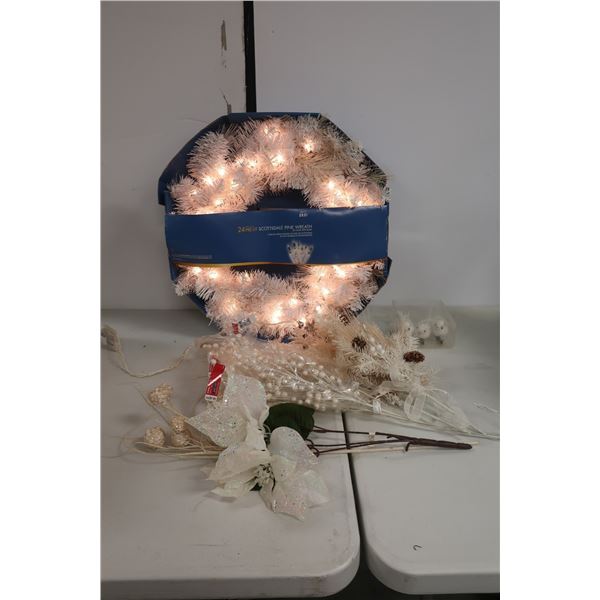 COURONNE DE NOËL AVEC LUMIÈRES ET FLEURS