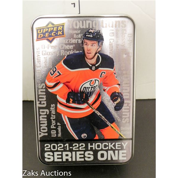 TIN OF MISC PACKS OF HOCKEY CARDS LOT 1