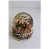 Image 5 : Musical Santa's Workshop Snow Globe - Works