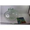 Image 1 : Round Glass Habitat (16"w x 12"h -missing lid) - Habitat Book