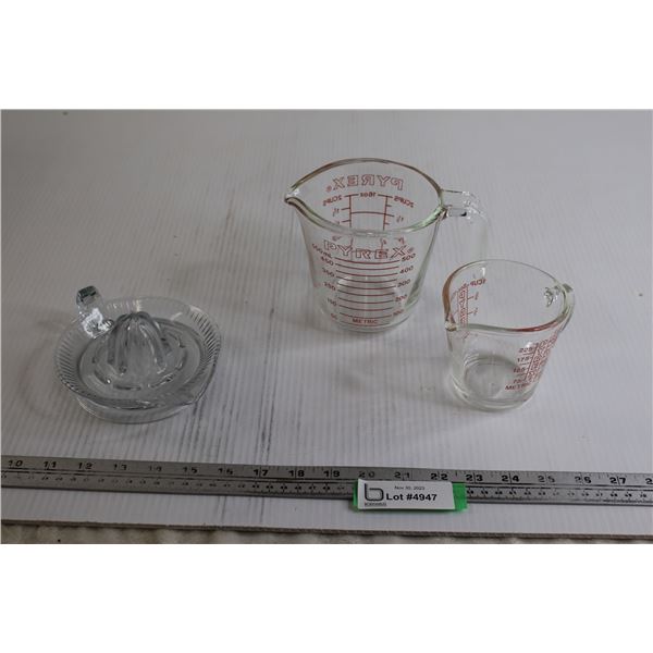 (2) Pyrex Liquid Measuring Cups, Glass Juicer