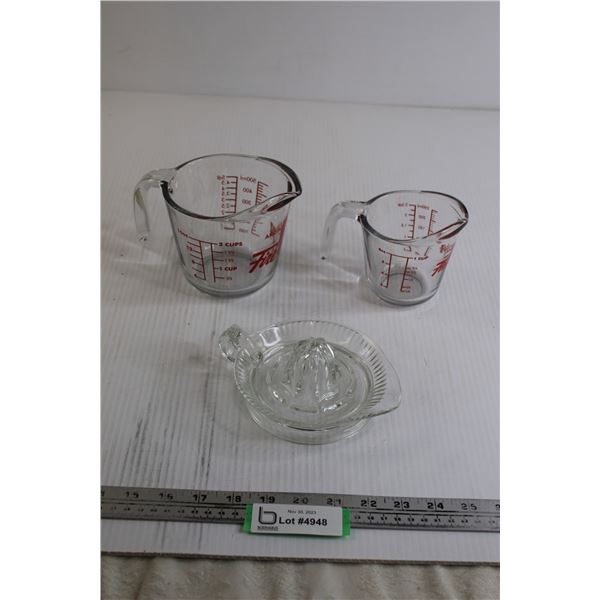 (2) Pyrex Liquid Measuring Cups, Glass Juicer