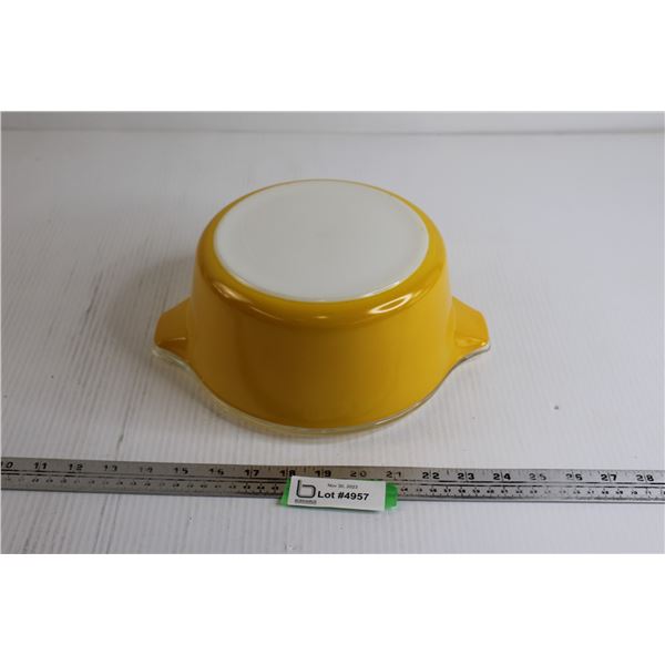 Yellow Pyrex 2.5 qt Casserole with Lid