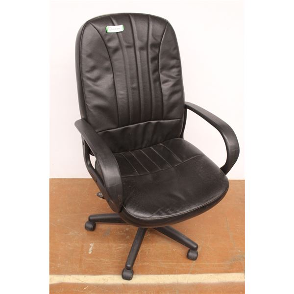 * Adjustable Black Office Chair on Casters