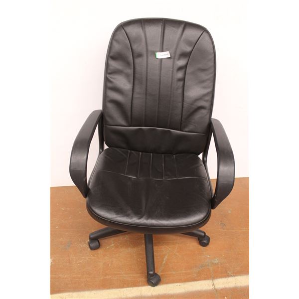 * Adjustable Black Office Chair on Casters