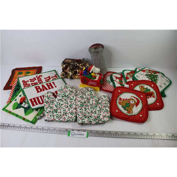 (2) Christmas Decor Banks - Ribbon - Pot Holders