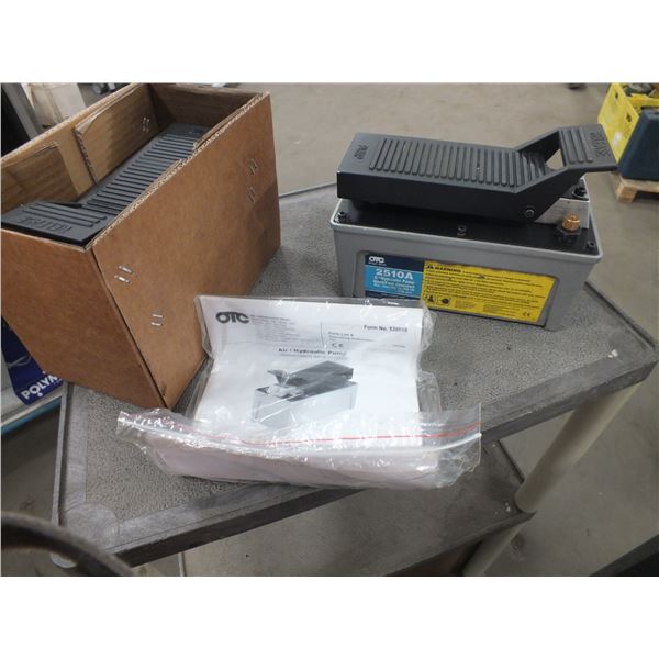 2 Air / Hydraulic Foot Pumps