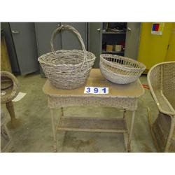 TABLE WITH TWO WICKER BASKETS