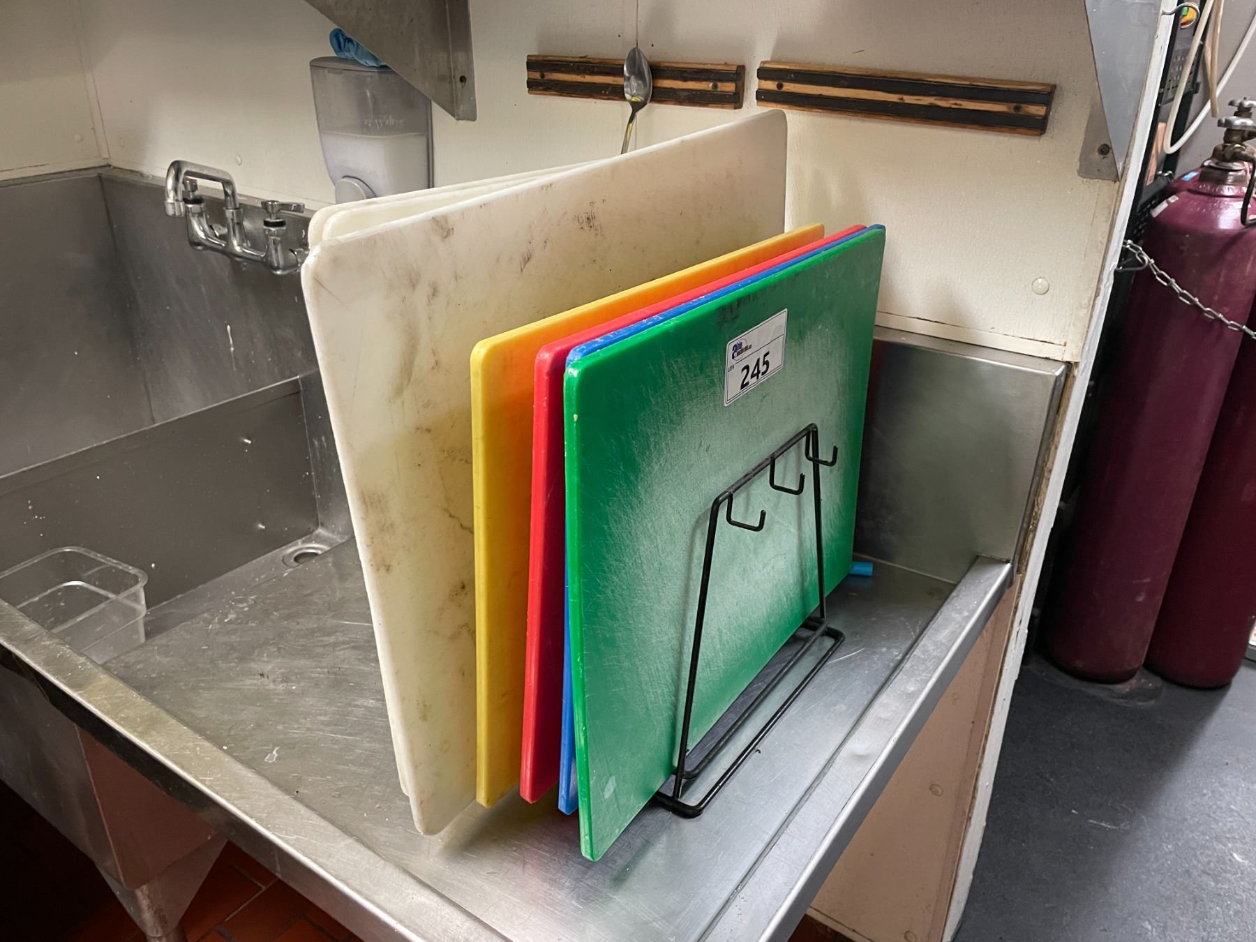 8 ASSORTED SIZED COMMERCIAL CUTTING BOARDS ON METAL STORAGE RACK & 2 ...