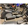 Image 2 : LIFE FITNESS COMMERCIAL ELLIPTICAL WITH DIGITAL SCREEN, HEADPHONE JACK AND CUP HOLDER