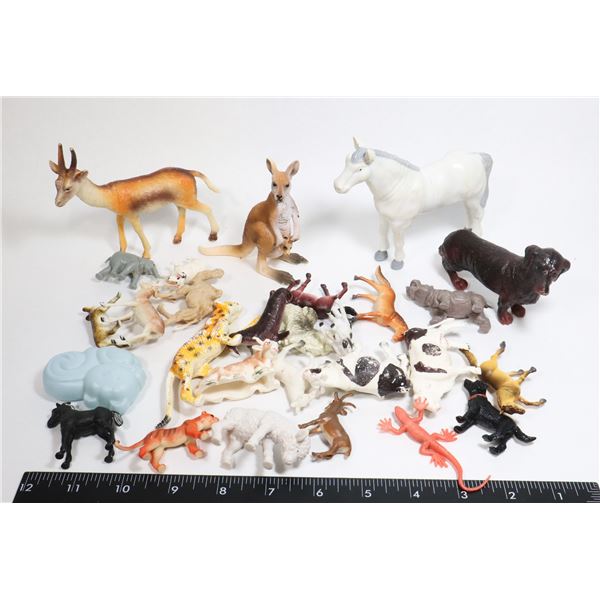LOT OF VINTAGE PLASTIC ANIMAL TOYS