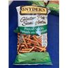 Image 2 : Snyders Gluten Free Pretzel Sticks (5 x 220g)