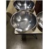 Image 2 : WICKER BASKET AND LARGE MIXING BOWLS