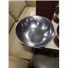 Image 3 : WICKER BASKET AND LARGE MIXING BOWLS