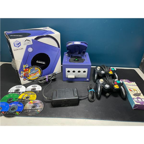 Lot of 1 Nintendo Gamecube w/ 7 Games, 2 Controlelrs, and Cords - Works!/Used
