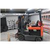 Image 1 : CHARIOT ÉLÉVATEUR TOYOTA 7FBCU20 AVEC CHARGEUR WORKHORSE SEREIS 3  18Y1050X9E