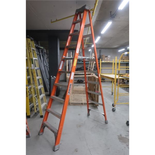 (G23) ESCABEAU 10' LOUISVILLE ORANGE