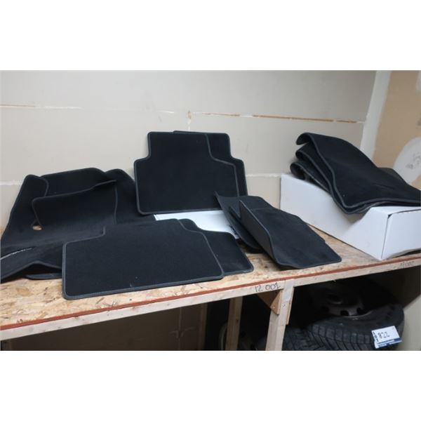 LOT DE TAPIS D'AUTO ASST DE MERCEDES