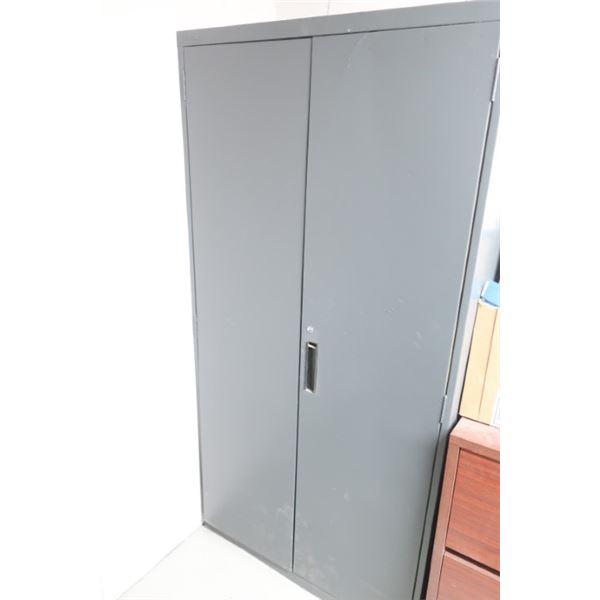 CABINET EN MÉTAL AVEC 2 ÉTAGÈRES