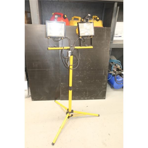 LAMPE DE TRAVAIL AVEC SUPPORT