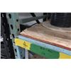 Image 3 : RACKING SUR ROUES 96"x26"x96" -3 TABLETTES AVEC BOIS (VIDE)