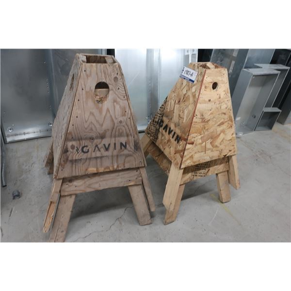 LOT: 4 SUPPORTS EN BOIS