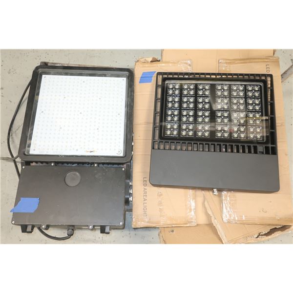 LOT DE 2 LUMINAIRES DEL ASST