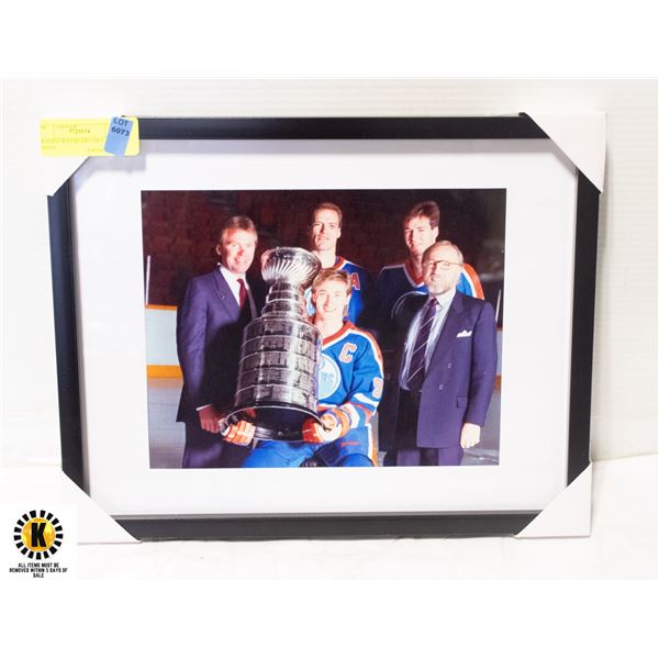 FRAMED WAYNE GRETZKY OILERS' PHOTO