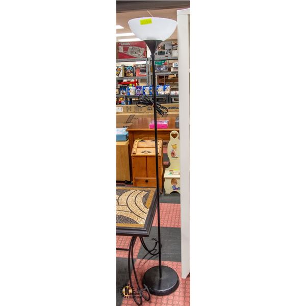 BLACK & WHITE LIVING ROOM LAMP WORKING BULB