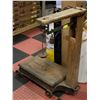 Image 1 : ANTIQUE 1000LB NEW WARREN SCALE COMPANY SCALE