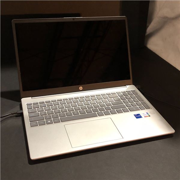 NEW OPEN BOX  HP 15.6" Touchscreen Laptop - (Intel Core i7-1355U/1TB SSD/16GB RAM/Windows 11 Home)