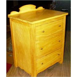 SMALL OAK CHEST