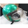 Image 2 : CASQUE DE MOTO VERT (VERRE BRISSÉ) RÉTRO