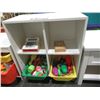Image 3 : LOT DE MEUBLES AVEC JOUETS  ASSORTIS