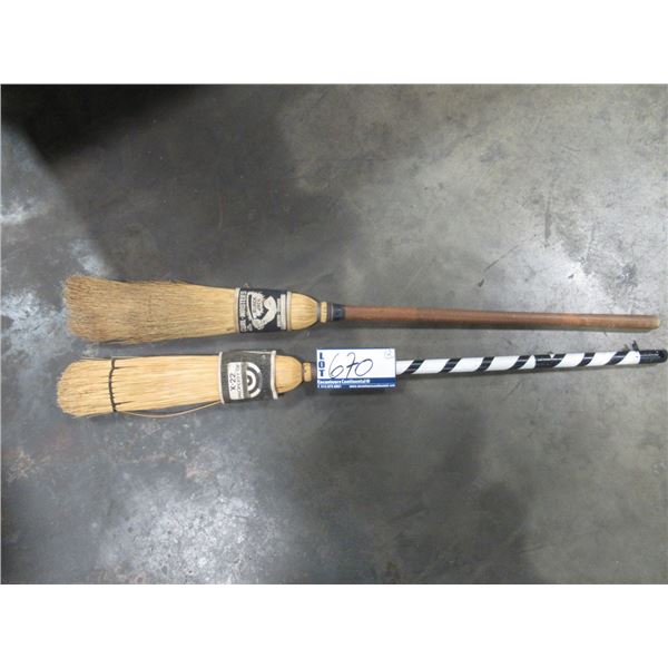 LOT DE 2 BALAIS DE CURLING RÉTRO