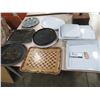 Image 1 : LOT DE PLATEAUX DE SERVICE ASSORTIS