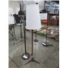 Image 1 : LOT DE 2 LAMPES SUR PIED ASSORTI