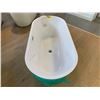 Image 2 : UPC WHITE CERAMIC OVAL BATHTUB